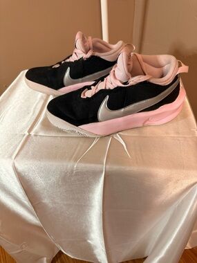Nike Youth Black & Light Pink Athletic Sneakers
Size 7
In Good Condition
